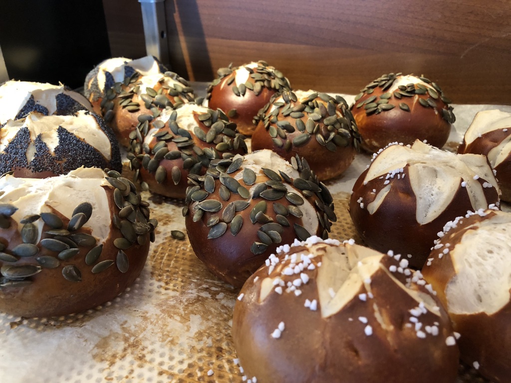 Laugen Brötchen in allen Farben und Formen