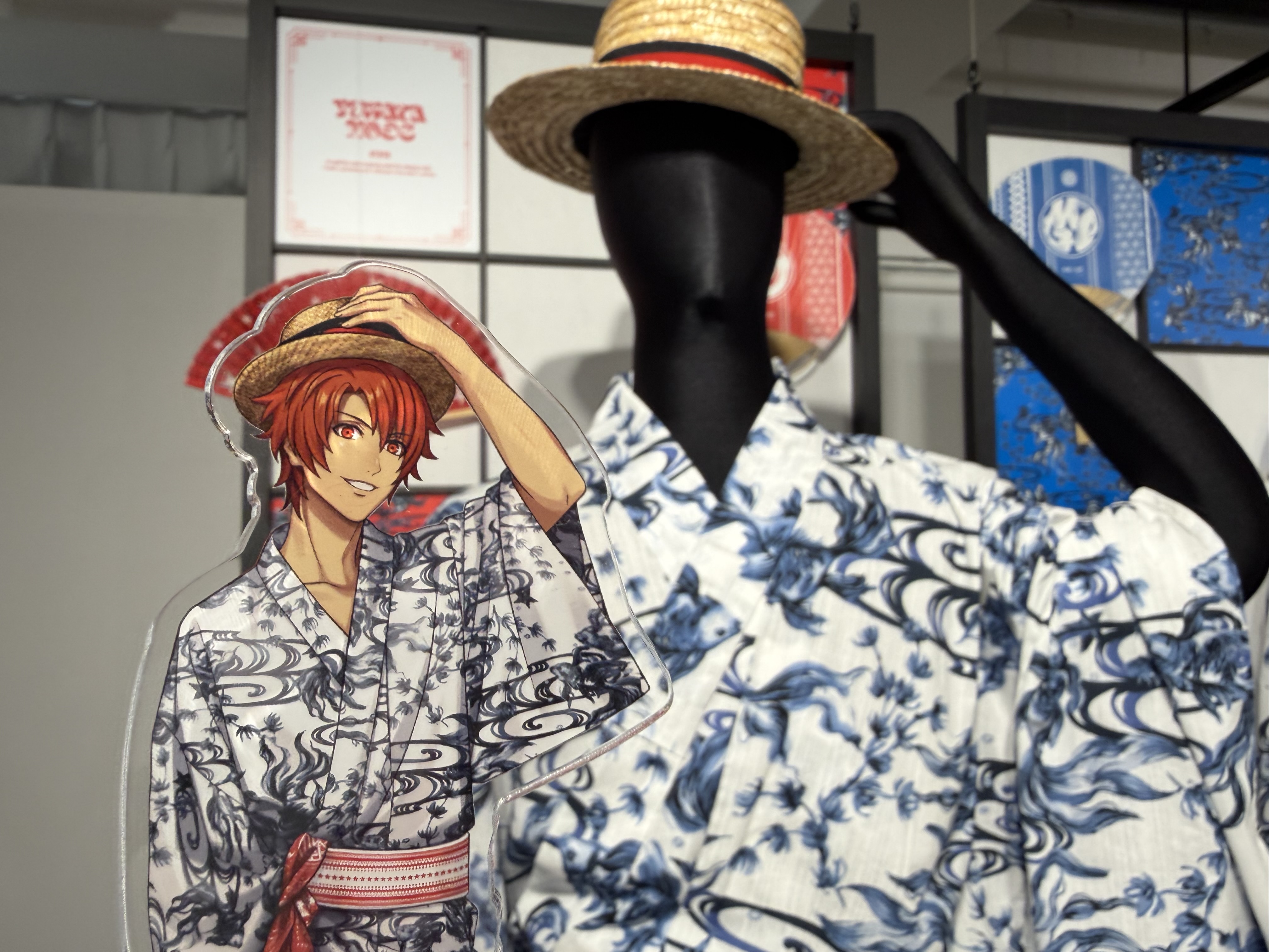 浴衣はビジュと同じポーズをしています