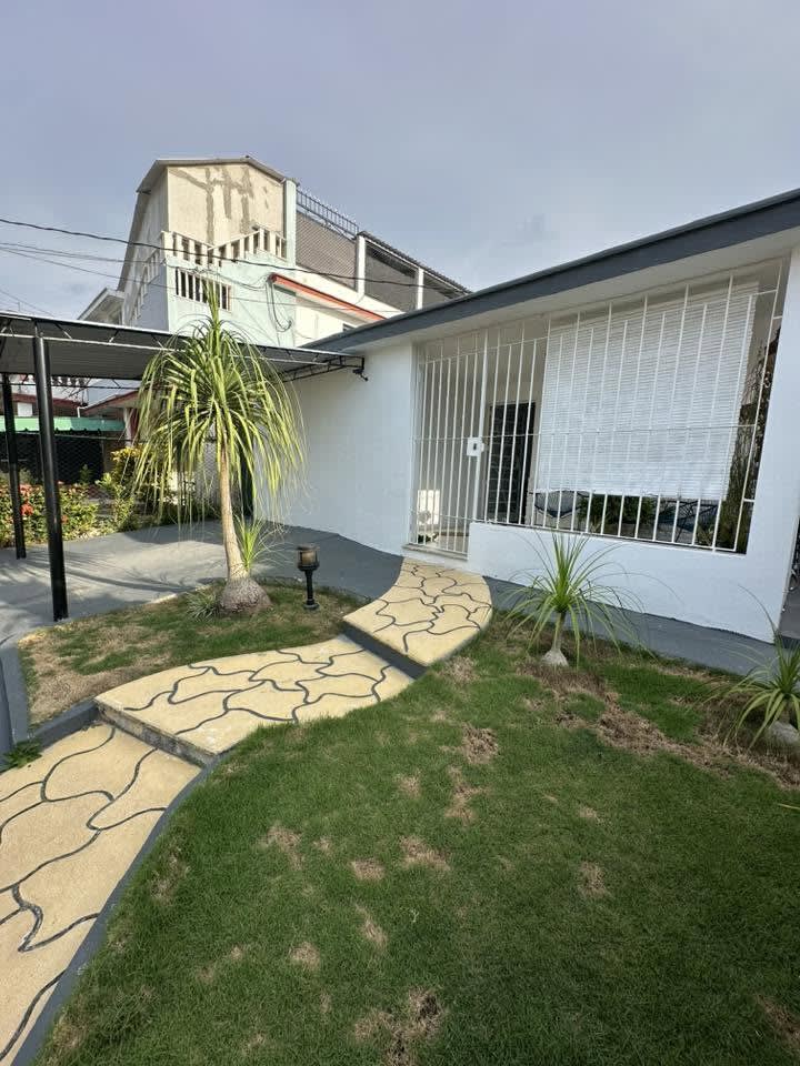 Se vende en el Casino Deportivo casa horizontal totalmente independiente