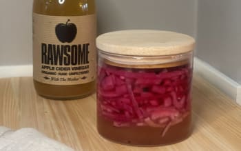 Syltet rødløk med Rawsome eplesideredikk