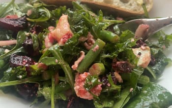 Lun chèvresalat m/bakt rødbet & granatepleeddik