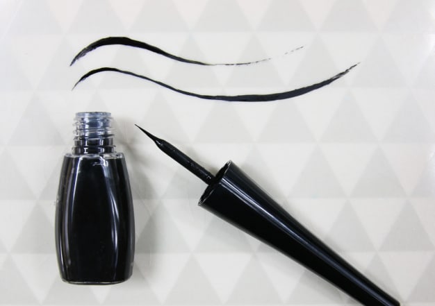 Eye-liner noir élégance