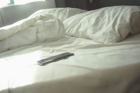Vous utilisez votre téléphone au lit ? Pourquoi il faut arrêter