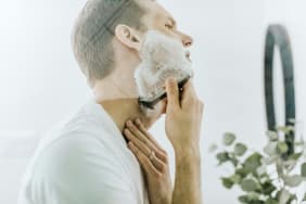Comment apaiser votre peau après le rasage : tous nos conseils