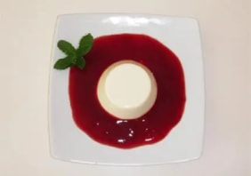 Panna cotta à la Menthe verte et coulis de Fruits Rouges