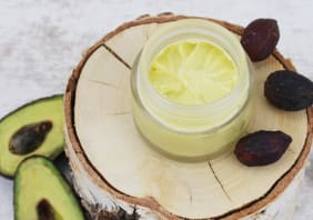 Burro nutriente per il corpo con Avocado per pelle secca e soggetta a irritazioni