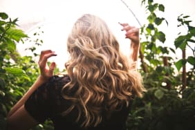 Cheveux : 6 astuces pour réaliser des boucles sans chaleur