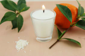 Candele decorative ai fiori d'arancio e cocco