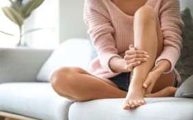 Pieds froids : Causes et solutions naturelles ?