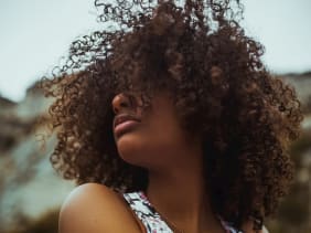 12 astuces pour bien préparer ses cheveux à l'arrivée des beaux jours de printemps