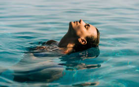 Cheveux et piscine : quels effets ?