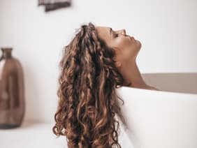 Se laver les cheveux tous les jours : bonne ou mauvaise idée ?