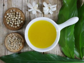 Lozione ayurvedica alle erbe per capelli più lunghi