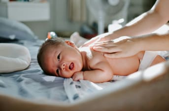 Le pouvoir du toucher : Massages et soins naturels pour les bébés