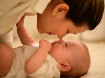 Soins du bébé : causes et astuces naturelles pour soulager les maux de ventre de votre bébé