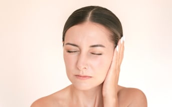 Bouchon d'oreille (cérumen) : causes et symptômes