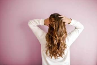 Clarification des cheveux : qu'est-ce que c'est et pourquoi le faire ?