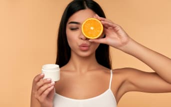 La vitamine C est-elle efficace pour un effet anti-âge ?