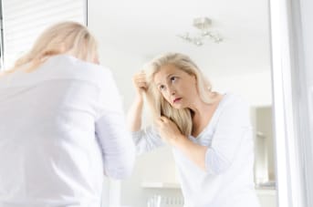 Pourquoi mes cheveux blancs jaunissent ? Comment réagir ?