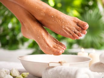 Come creare uno scrub fai-da-te per i piedi ? Guida completa e ricette