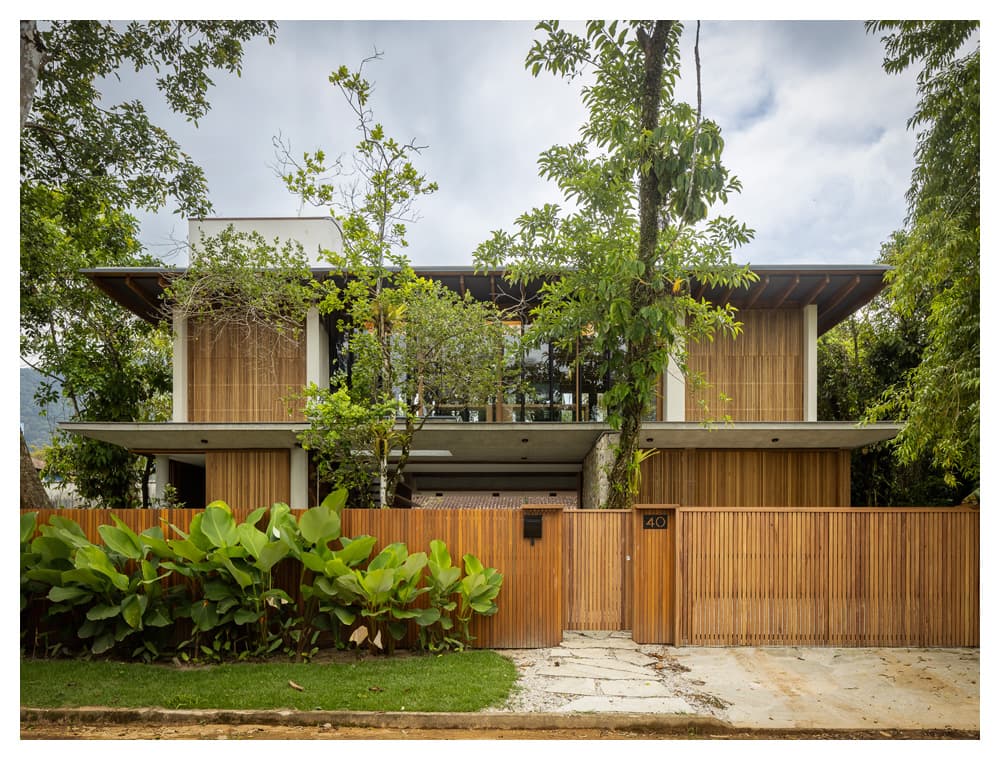 Pitta Arquitetura em diálogo com a natureza em Ubatuba