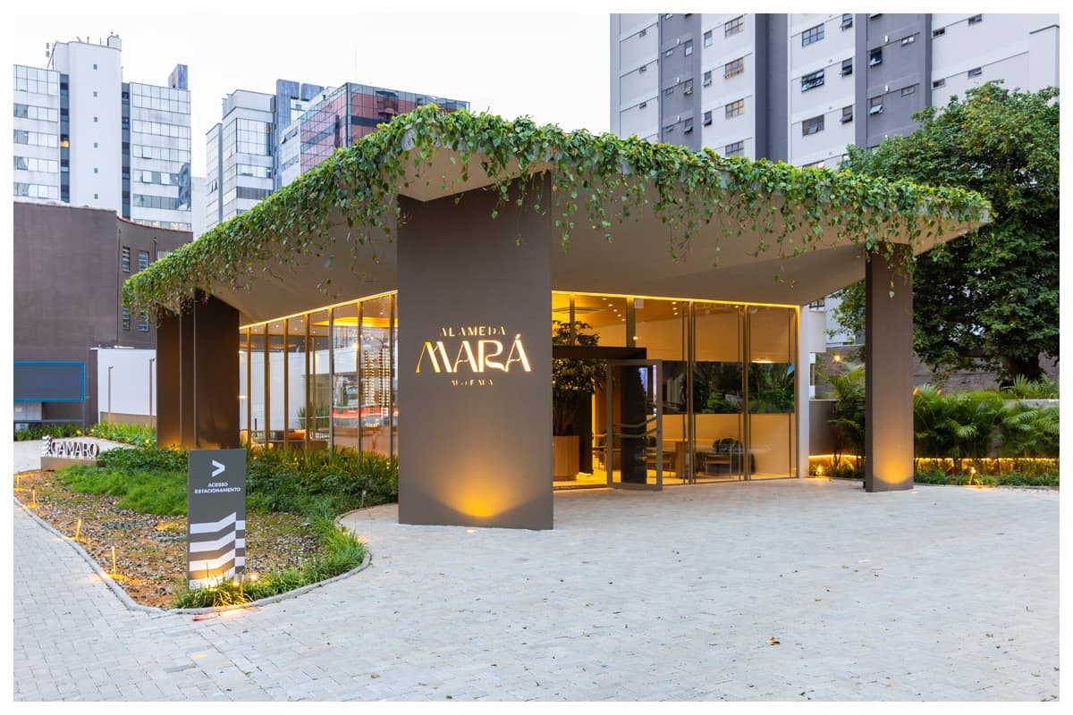 Estande em Moema une volumetria e paisagismo na escala urbana