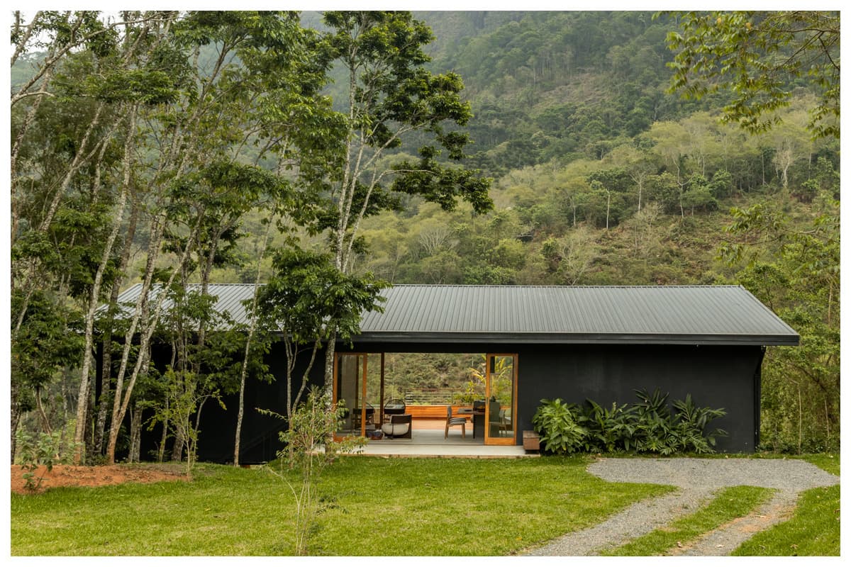 Arquitetura integrada à natureza abraça a Mantiqueira