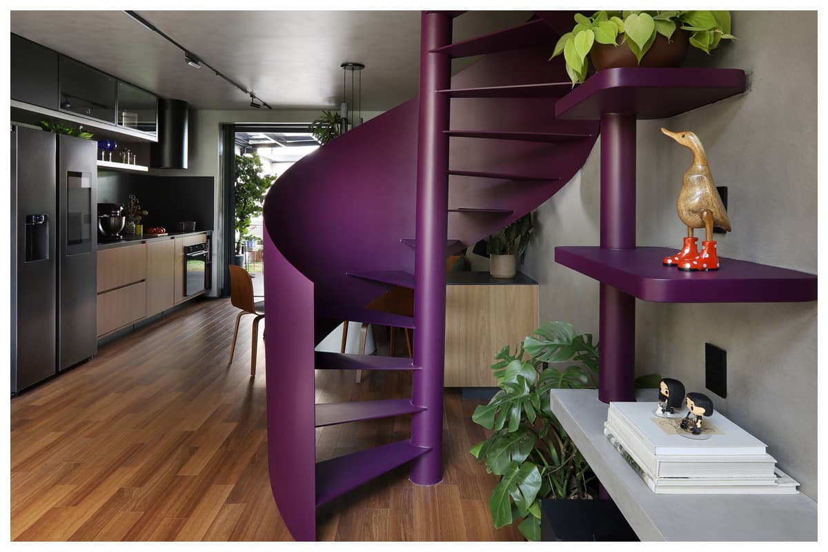 Escada em espiral e integração na reforma da casa de vila