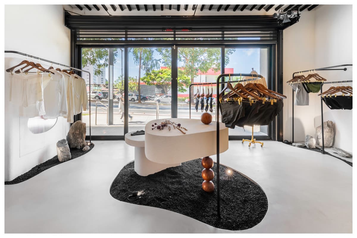 Arquitetura comercial com formas orgânicas e estética minimalista