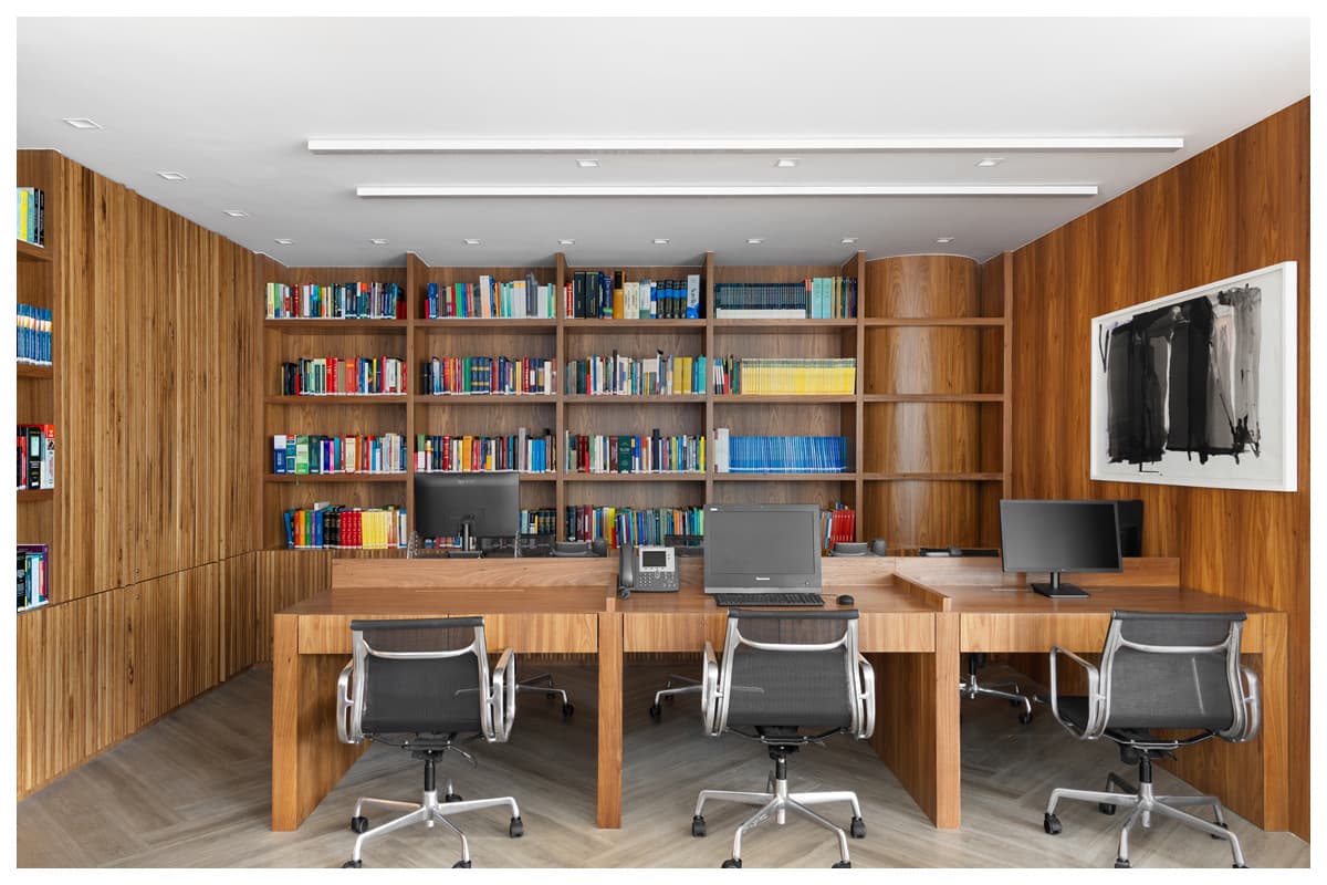 Arquitetura de escritório de advocacia com painéis ripados por Pedro Coimbra