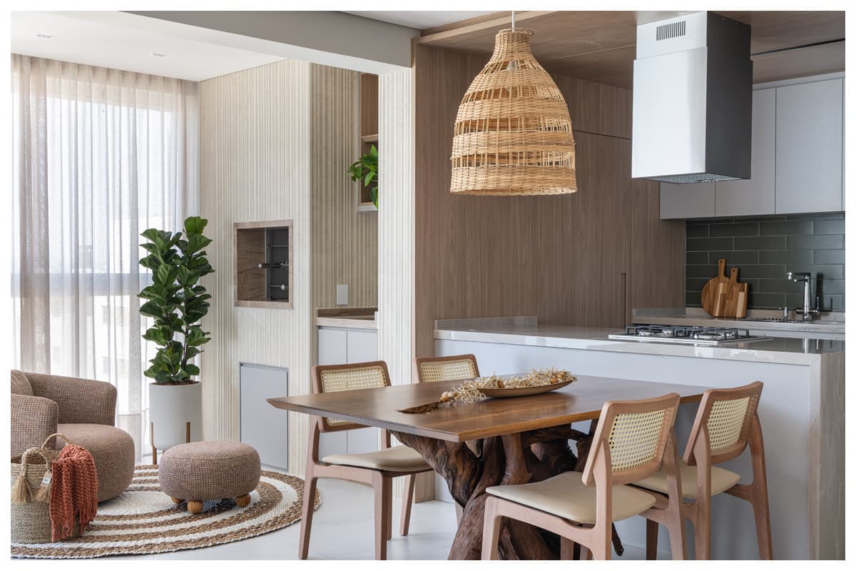 Apartamento litorâneo une materialidade orgânica e luminotécnica sensorial