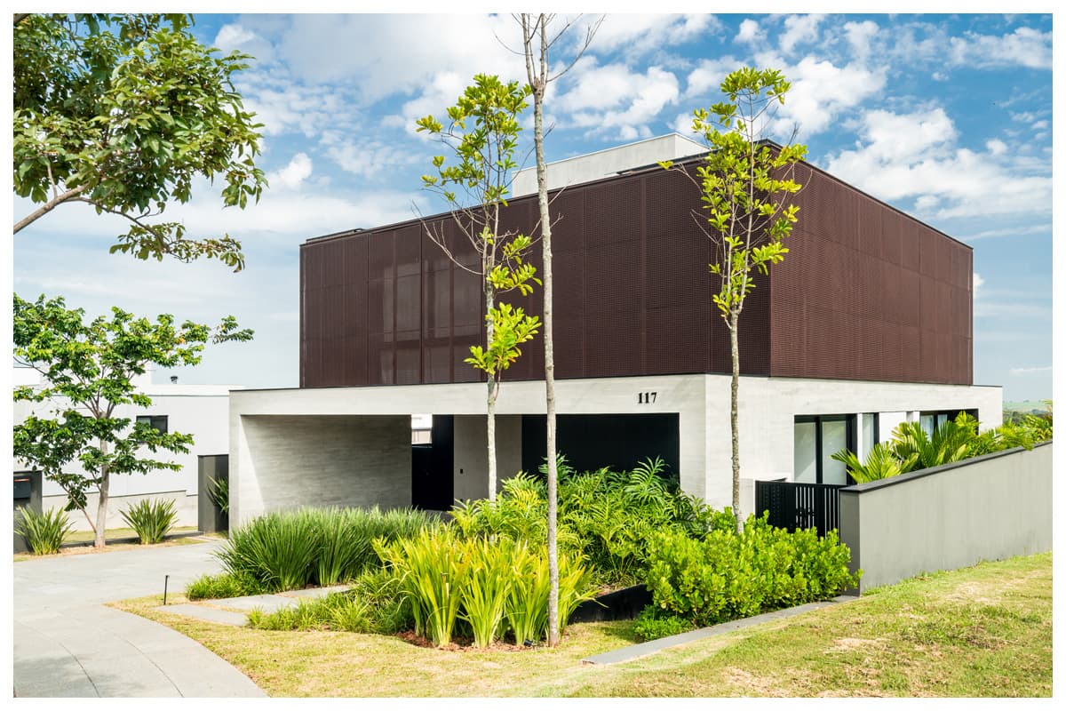Paisagismo residencial integra volumetria e natureza em Campinas