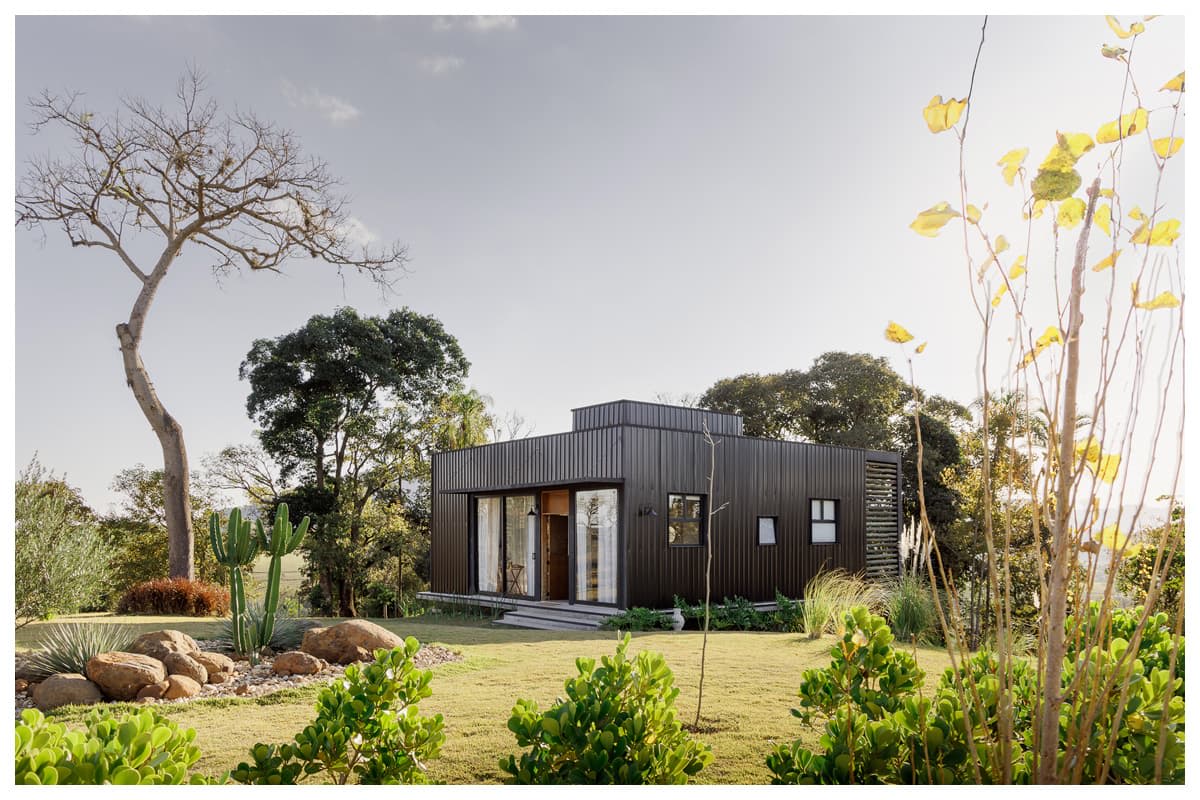 Cabana metálica sustentável integrada à paisagem