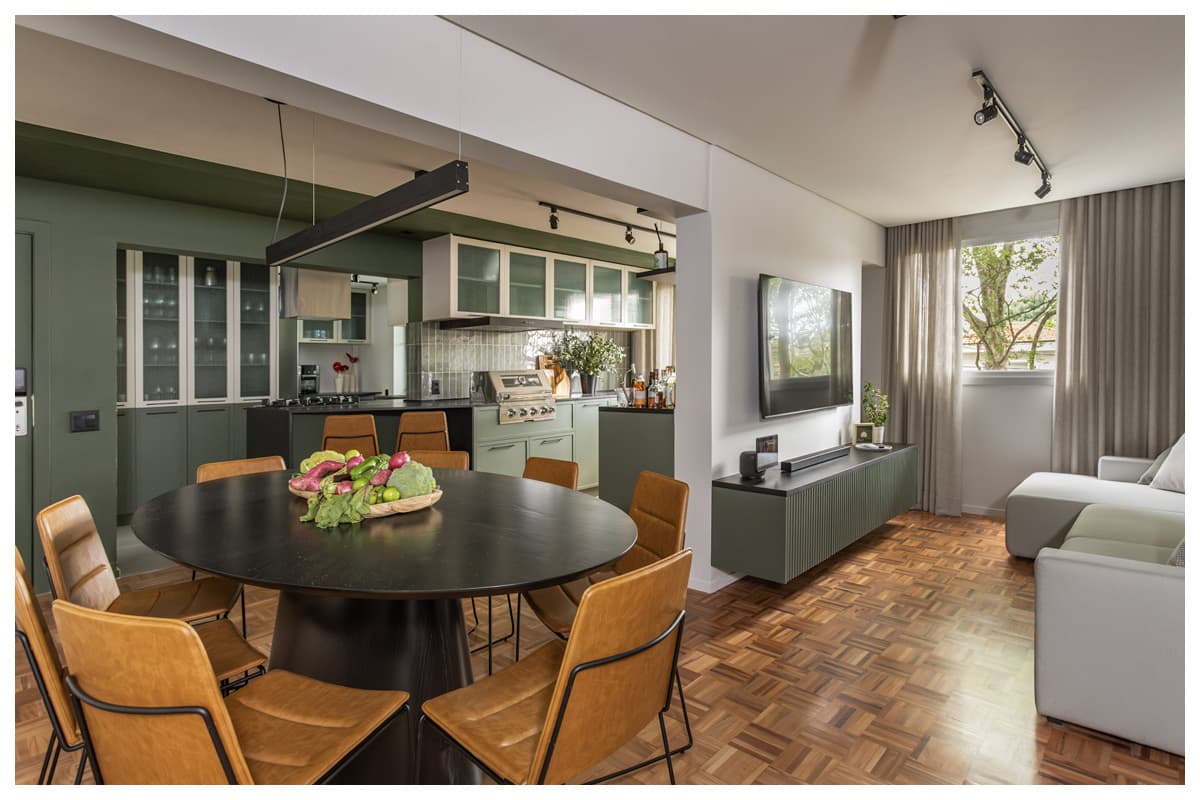 Restauro de apartamento com taco parquet destaca charme retrô