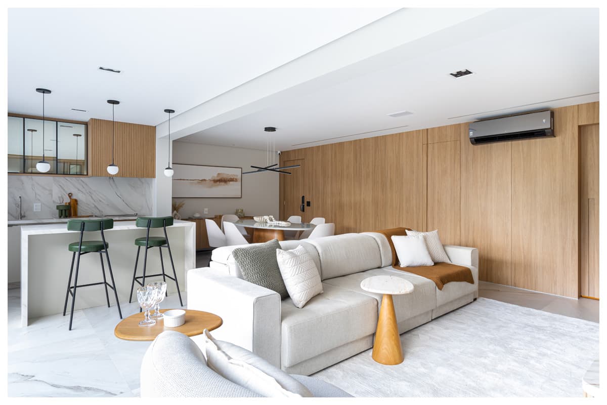 Reforma de apartamento por Mari Milani une clássico e moderno