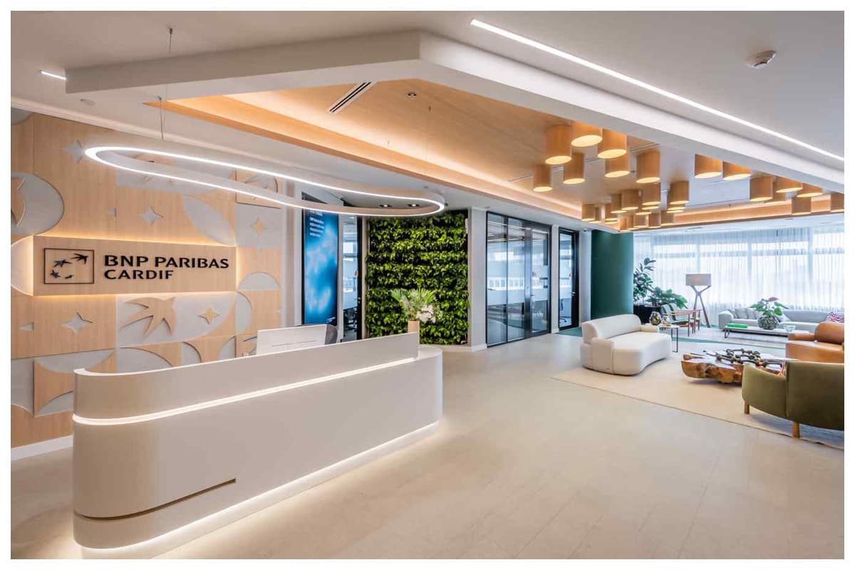 Retrofit de escritório corporativo com design biofílico do StudioBR