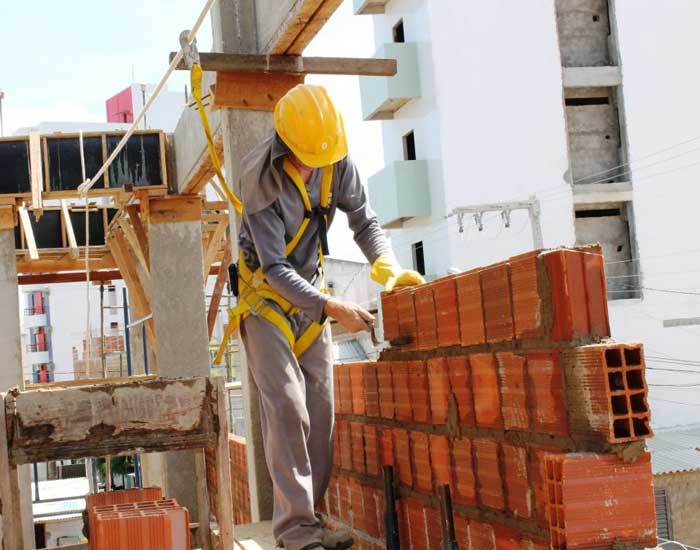 Tecnologia sintética biodegradável para limpeza e desincrustração do concreto