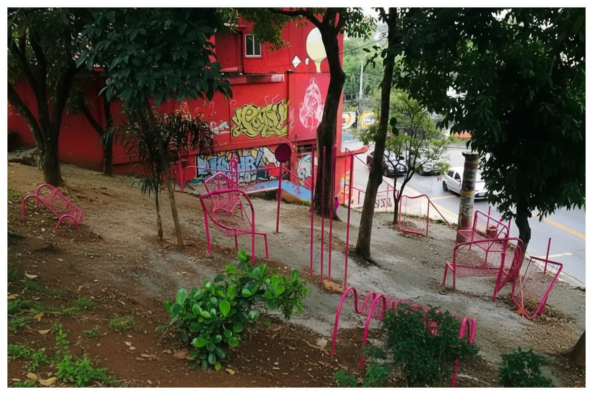 Intervenção artística em espaço público reativa praça-pomar