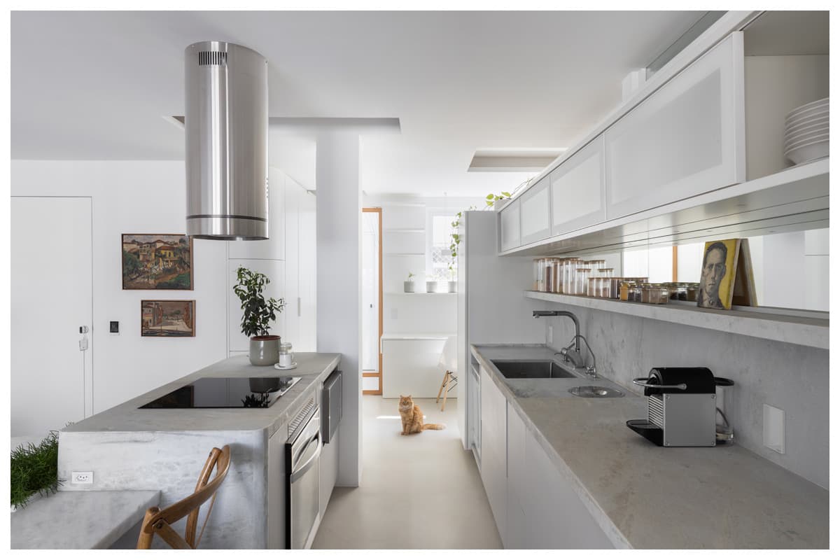 Reforma de apartamento propõe habitar com luz, tempo e integração