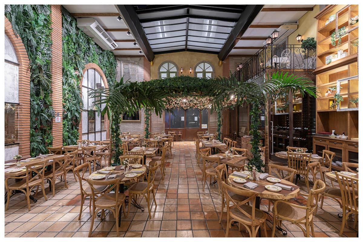 Projeto arquitetônico do restaurante Vila Dalí cria ambiente sensorial