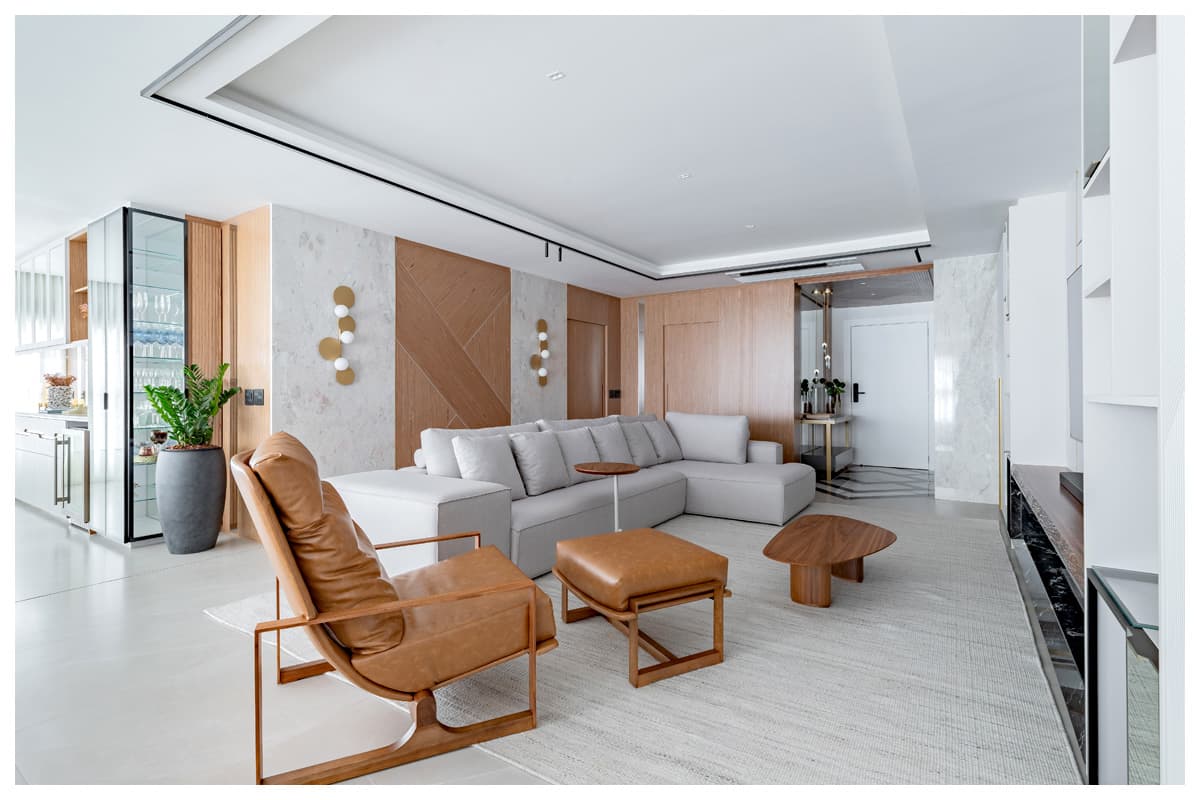 Arquitetura de interiores em apartamento no litoral foca na convivência