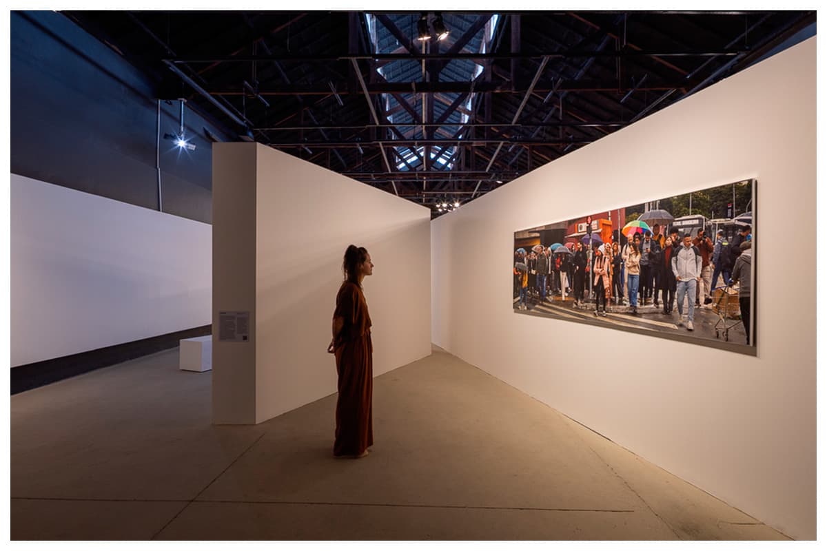 Expografia do Via Foto São Paulo como extensão da arquitetura