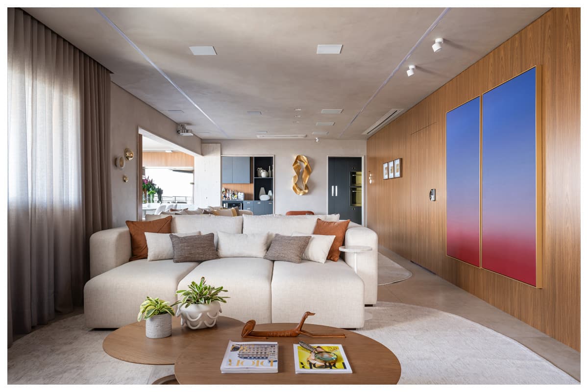 Reforma de duplex com soluções clássicas e iluminação cênica