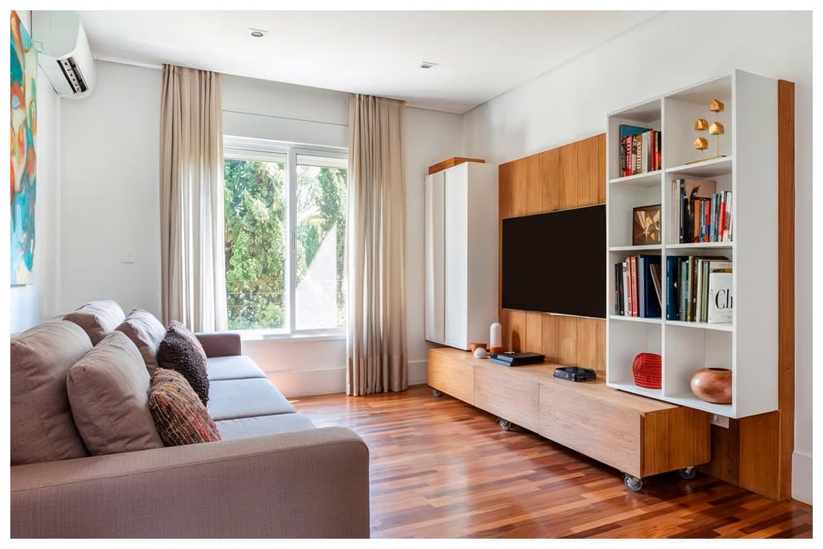 Sala de TV planejada para experiência audiovisual completa