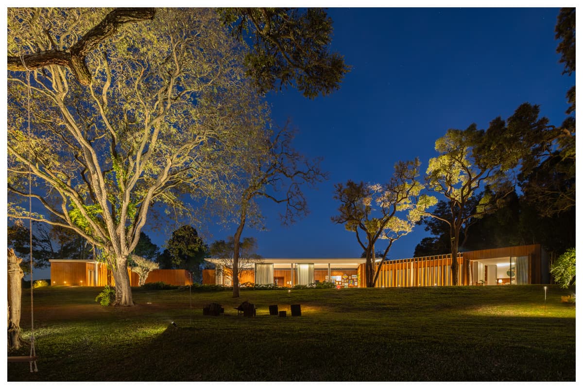 Arquitetura residencial moderna em blocos e integração paisagística