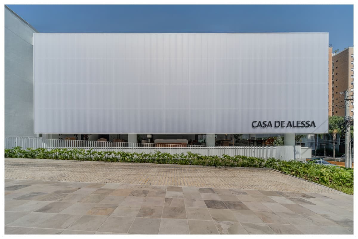 Cubo branco abriga showroom de design brasileiro