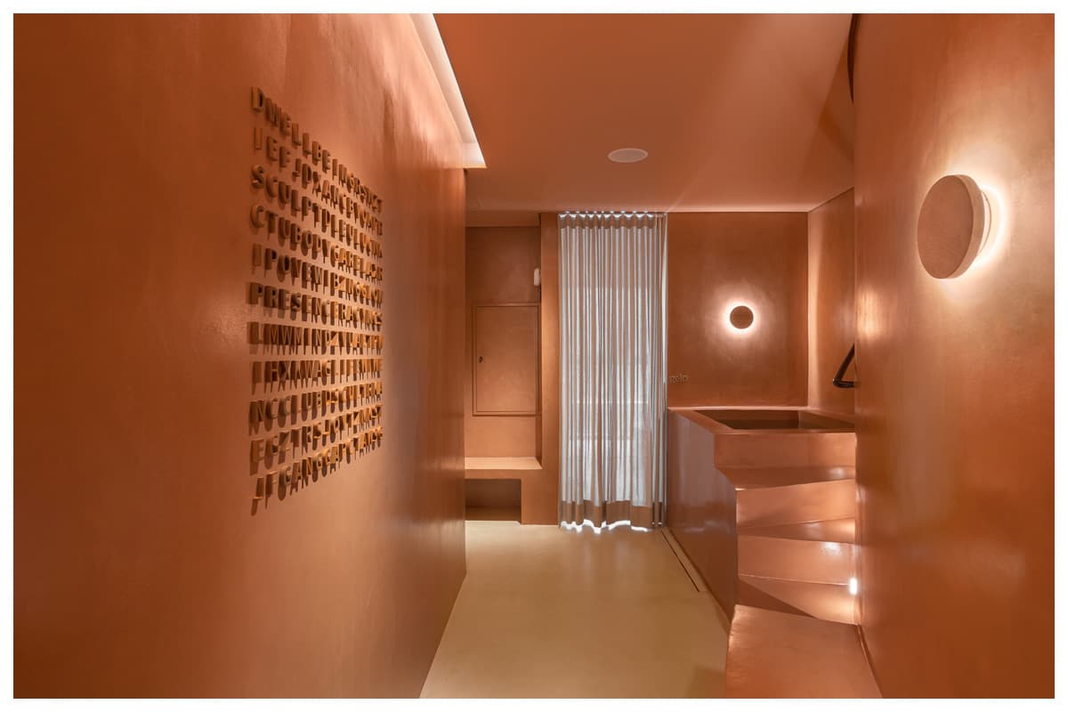 Arquitetura sensorial aplica fluidez e materialidade para o bem-estar