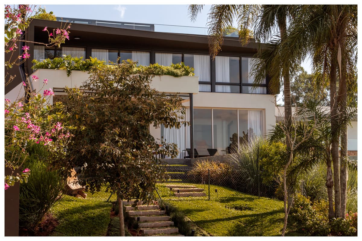 Arquitetura residencial transforma declive em vantagem projetual