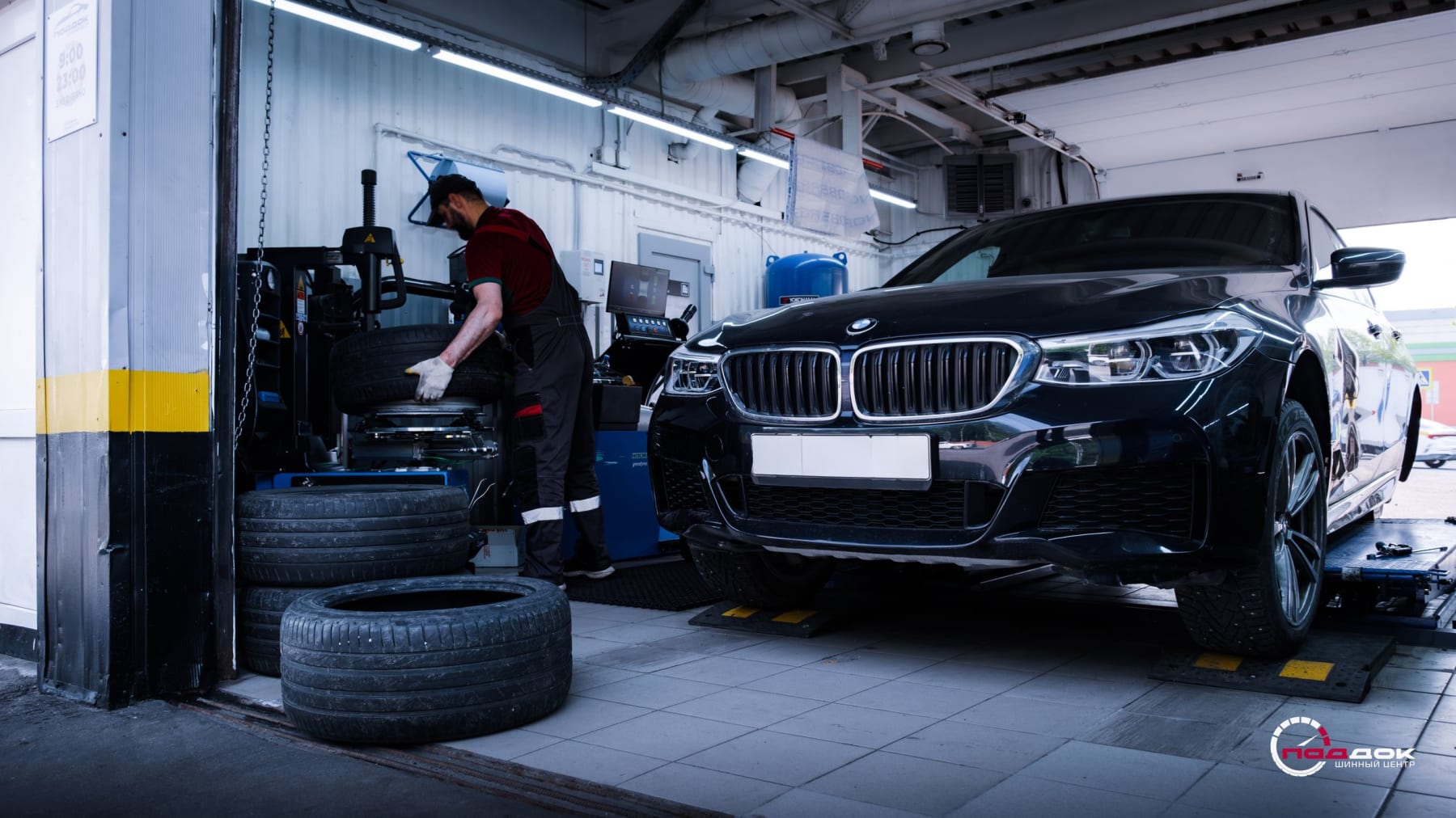 Клиентский BMW на посту шинного центра Паддок