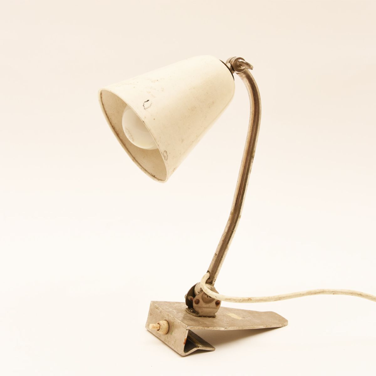 Alvar-Aalto_Bedside-Table-Lamp